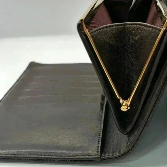 CHANEL CC Kisslock Caviar Bifold Wallet Authentic EUC with Black Box - Picture 12 of 16